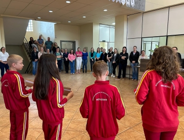Alunos da Escola Tiradentes encantam com apresentação de Literatura de Cordel